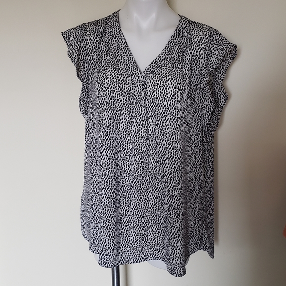 Apt. 9 Tops - Apt 9 White and Black Flutter Sleeve Top XL